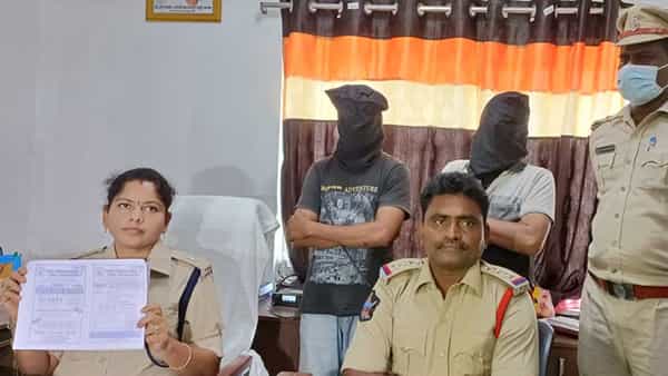 Andhra: ఒక సిట్టింగ్లో ఎనీ సర్టిఫికెట్.. 8 ఏళ్ల క్రితం చీటింగ్.. ఇప్పుడు అరెస్ట్..