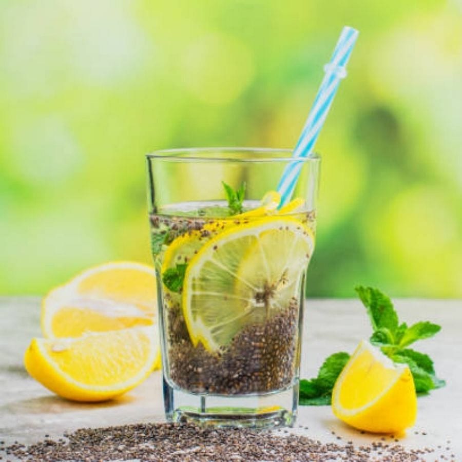 ఉదయాన్నే నిమ్మరసం తాగడం ఆరోగ్యానికి ఎంతో మంచిది. ఇందులోకి చియా విత్తనాలను కూడా జోడించవచ్చు. ఇది మీకు రోజును ప్రారంభించడానికి అవసరమైన శక్తిని ఇస్తుంది. బరువు తగ్గడానికి, శరీరంలో రోగనిరోధక శక్తికి కూడా సహాయపడుతుంది.