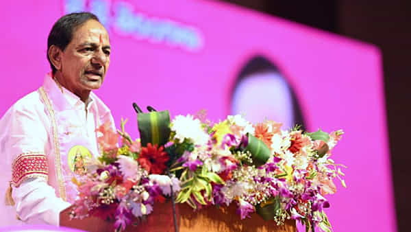 CM KCR Speech: కత్తుల కోలాటాలు కాదు.. తాగునీరు, ఉద్యోగ, ఉపాధి అవకాశాలు కావాలి..