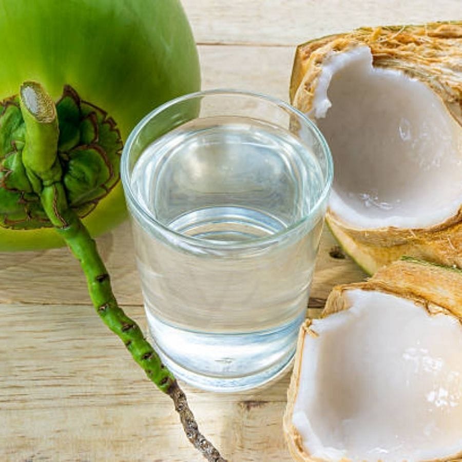 కొబ్బరి నీళ్లతో రోజును ప్రారంభించండి. ఇందులో యాంటీఆక్సిడెంట్లు పుష్కలంగా ఉన్నాయి. ఇవి ఆరోగ్యానికి పలు విధాలుగా మేలు చేకురుస్తాయి. దీనికి తోడు సమ్మర్‌లో హైడ్రేటెడ్ గా ఉండడానికి ఈ కొబ్బరి నీళ్లు చాలా ఉపయోగపడతాయి. 