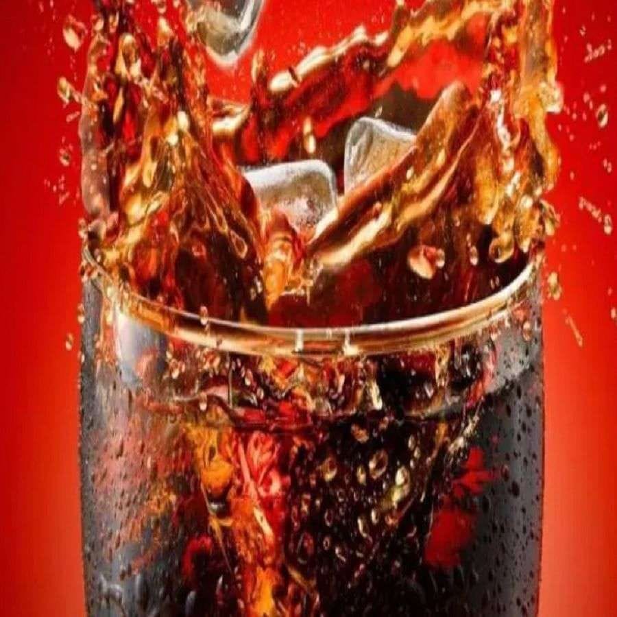 కూల్‌డ్రింక్స్‌: మామిడికాయలు తిన్న తర్వాత శీతల పానీయాలు అస్సలు తాగకూడదు.  వీటిని ఒకేసారి తీసుకోవడం వల్ల మామిడిపండ్లలోని చక్కెర, శీతల పానీయాల్లోని చక్కెర శరీరంలో రక్తంలో చక్కెర స్థాయులను పెంచతుతాయి