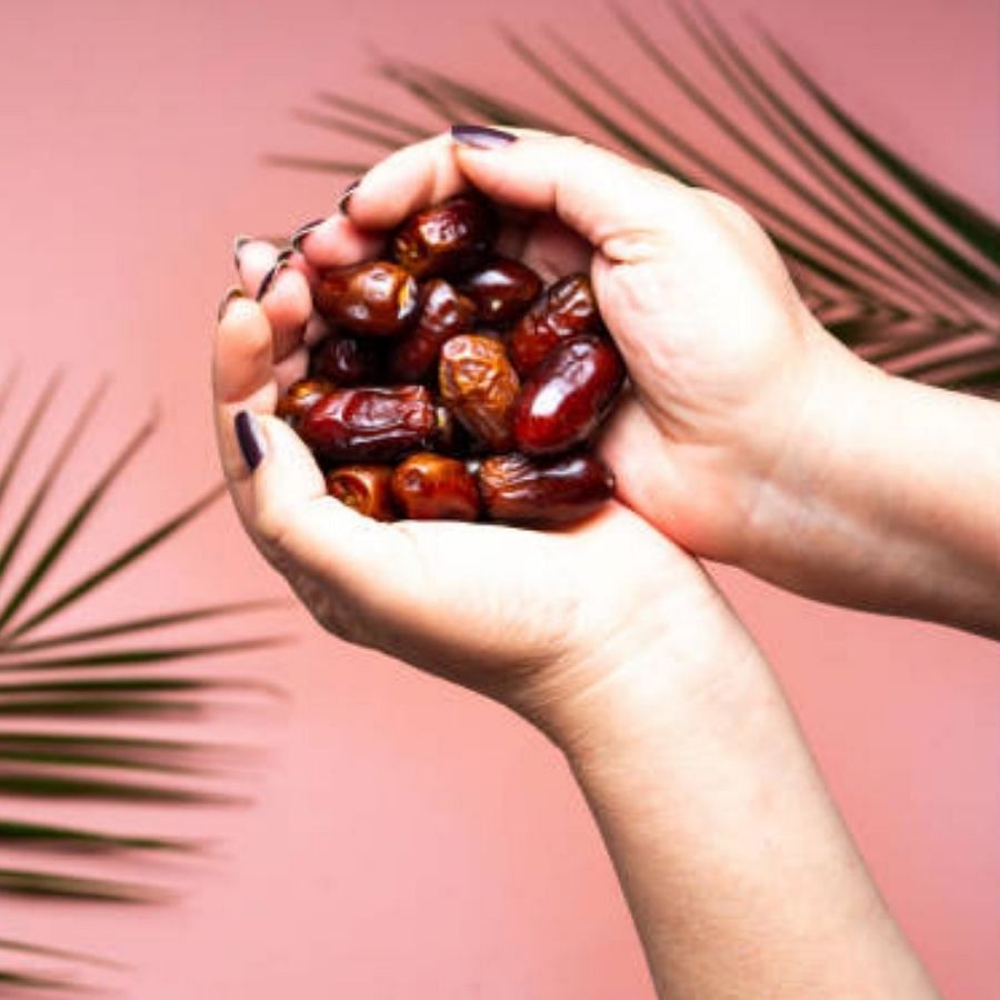 Breaking fast with dates benefits: ఖర్జూరంలో ఐరన్, యాంటీ ఆక్సిడెంట్లు, ఆరోగ్యానికి మేలు చేసే అనేక విటమిన్లు ఉంటాయి. విటమిన్ ఎ, బి, కాపర్, మాంగనీస్, మెగ్నీషియం వంటి ఎన్నోపోషకాలు ఉండటం వల్ల ఖర్జూరాలను సూపర్‌ఫుడ్‌ (superfood) అని అంటారు. అందుకే సెహ్రీ (Sehri), ఇఫ్తార్‌లో ఈ పండు ఎప్పుడూ ఉంటుంది.