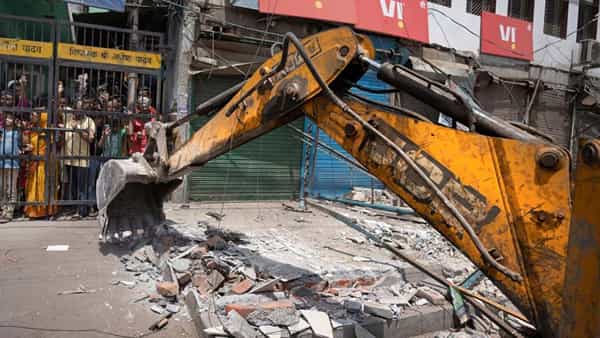 Delhi Demolition: హీట్ పెంచిన బుల్డోజర్ పాలిటిక్స్.. ఢిల్లీలో అల్లర్లకు పాల్పడిన వారి దుకాణాలను కూల్చేయడంపై దుమారం..