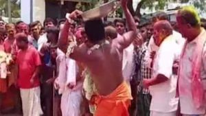 Andhra Pradesh: పూజారితో తన్నించుకునేందుకు బారులు తీరిన భక్తులు.. ఆ ఆలయ ప్రత్యేకతే వేరు..!