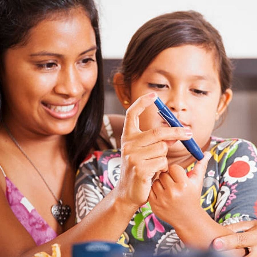 శరీరంలో చక్కెర స్థాయులు పెరిగితే శక్తిని కోల్పోతారు. ఇన్సులిన్‌ స్థాయులు కూడా తగ్గిపోతాయి. ఫలితంగా ఎక్కువగా ఆకలివేస్తుంది. కాబట్టి పిల్లలు అతిగా తింటుంటే టైప్‌-2 డయాబెటిస్‌ కావొచ్చు. 