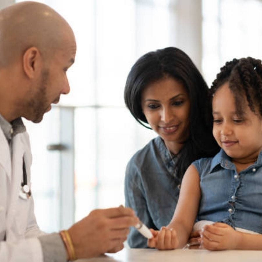 శరీరంలో చక్కెర స్థాయులు పెరిగితే శక్తిని కోల్పోతారు. ఇన్సులిన్‌ స్థాయులు కూడా తగ్గిపోతాయి. ఫలితంగా ఎక్కువగా ఆకలివేస్తుంది. కాబట్టి పిల్లలు అతిగా తింటుంటే టైప్‌-2 డయాబెటిస్‌ కావొచ్చు. 