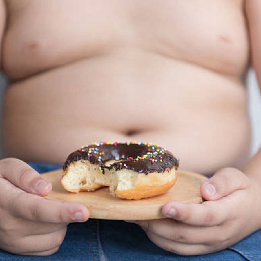 వేడి వాతావరణంలో పిల్లలకు ఎక్కువ దాహం వేయడం సహజం. అయితే అదే పనిగా దాహం అనిపించి ఎక్కువగా నీరు తాగుతుంటే మాత్రం జాగ్రత్తపడాల్సిందే. ఎందుకంటే రక్తంలో చక్కెర స్థాయులు పెరిగినప్పుడు కూడా ఎక్కువగా దాహం వేస్తుంది. 