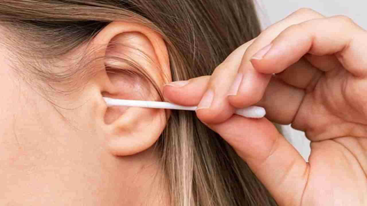 Earwax Removal: ఇయర్ బడ్స్‌తో చెవిలో జివిలి తీస్తున్నారా.. అయితే మీరు ప్రమాదంలో పడినట్లే..!