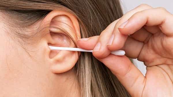 Earwax Removal: ఇయర్ బడ్స్తో చెవిలో జివిలి తీస్తున్నారా.. అయితే మీరు ప్రమాదంలో పడినట్లే..!
