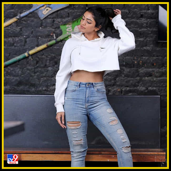 నిషా కళ్ళతో కవ్విస్తున్న ఈషా