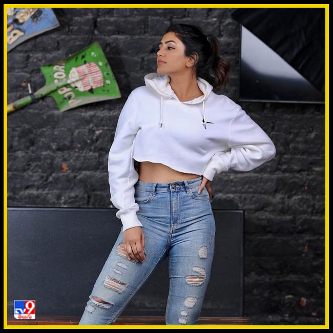 నిషా కళ్ళతో కవ్విస్తున్న ఈషా 