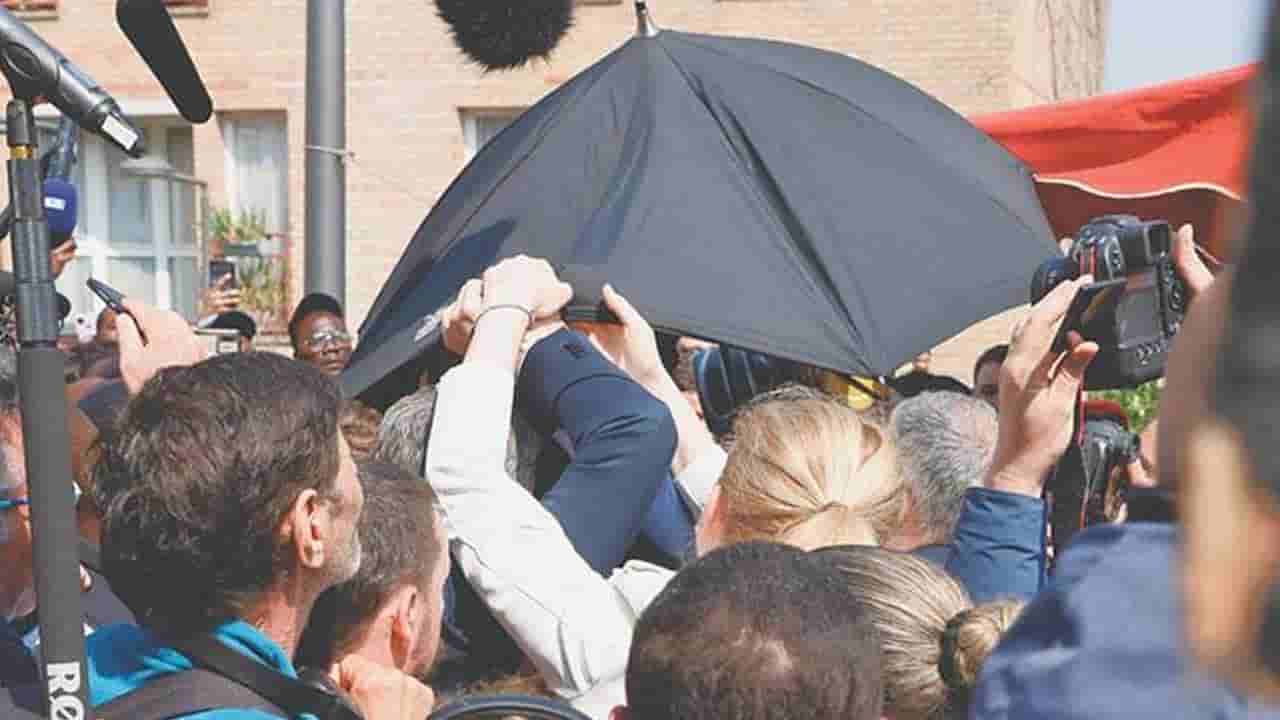 Watch Video: ఆ దేశ అధ్యక్షుడిపై టమాటాలతో దాడి.. ఎందుకో తెలుసా..