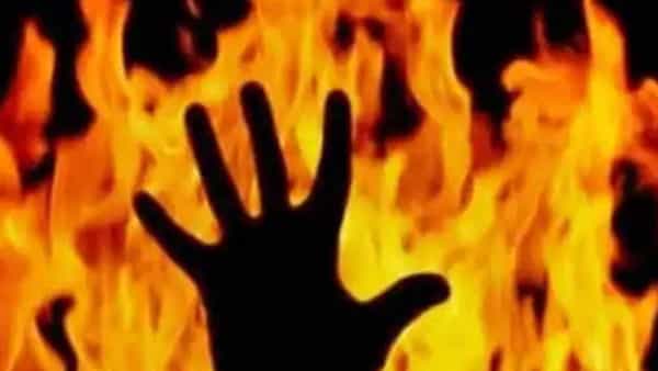 Kamareddy: కామారెడ్డిలో దారుణం.. లాడ్జీలో నిప్పంటించుకుని తల్లీకుమారుడు బలవన్మరణం