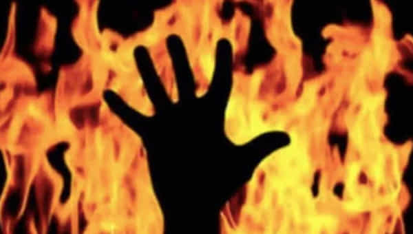 Hyderabad: మద్యం తాగేందుకు డబ్బులివ్వలేదని దారుణం.. భార్యపై పెట్రోల్ పోసి నిప్పంటించిన దుర్మార్గుడు..