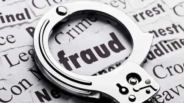 Bank Frauds: తెలంగాణలో బ్యాంక్ ఫ్రాడ్స్ కలకలం.. వృద్ధురాలికి సహాయం చేస్తానంటూ రూ.45 లక్షలు కాజేసిన బ్యాంకు ఉద్యోగులు!