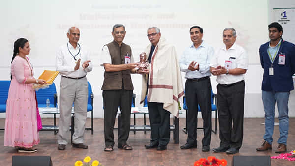 Gitam University: గీతమ్ యూనివర్సిటీకి బార్క్ బహుమతి.. విద్యార్థుల పరిశోధనల కోసం సహాయం