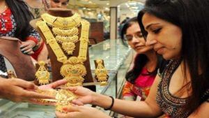 Gold Price Today: మగువలకు గుడ్‌న్యూస్‌.. దిగి వస్తున్న బంగారం, వెండి ధరలు.. తాజా రేట్ల వివరాలు