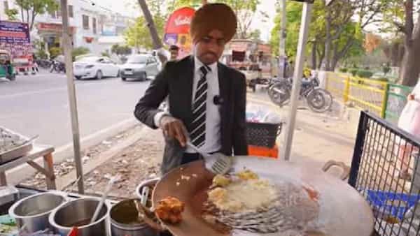 Viral Video: సూట్ వేసుకొని పానీపూరి అమ్ముతున్న యువకులు.. కారణమేంటో తెలిస్తే షాకే..