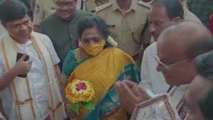 Governor Tamilisai: నేడు రాముడి పట్టాభిషేకం.. భద్రాద్రి చేరుకున్న గవర్నర్ తమిళిసై దంపతులు