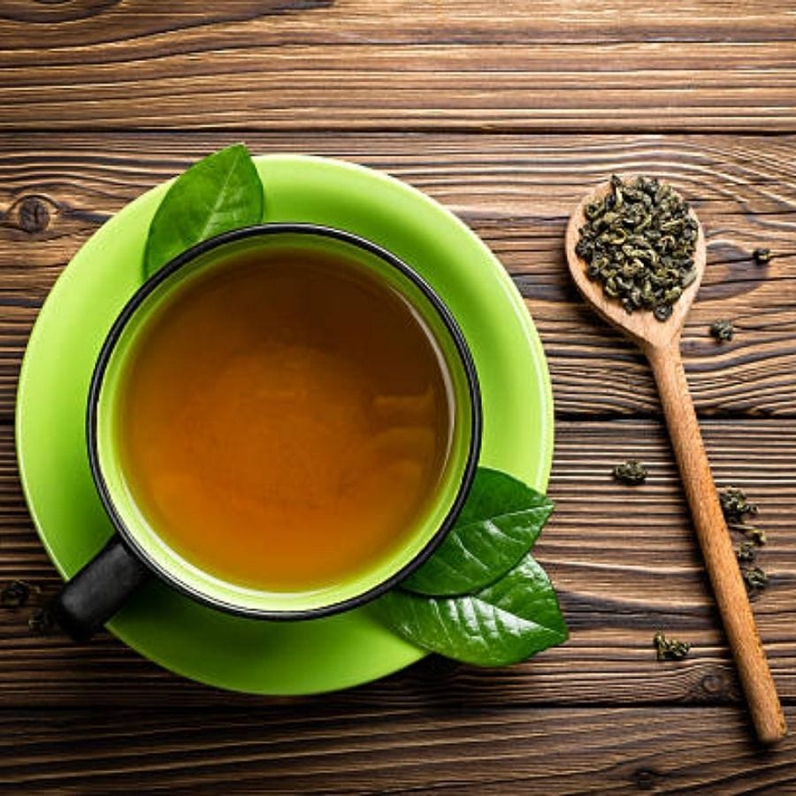 పొట్ట తగ్గాలంటే గ్రీన్ టీతో రోజును ప్రారంభించడం మంచిది. ఈ టీలో విటమిన్ సి, యాంటీ ఆక్సిడెంట్లు పుష్కలంగా ఉంటాయి ఇవి శరీరంలో రోగనిరోధక శక్తిని పెంచుతాయి. అంతేకాదు గ్రీన్ టీ జీవక్రియను కూడా పెంచుతుంది. బరువు తగ్గడానికి కూడా సహాయపడుతుంది.