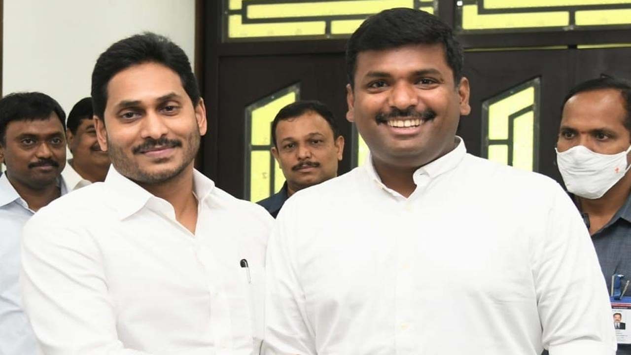Gudivada Amarnath: కార్పోరేటర్‌ నుంచి మంత్రి వరకు.. విశాఖ ఫైర్‌ బ్రాండ్‌ లీడర్‌‌కు జగన్ కేబినెట్‌లో చోటు.. - Telugu News | Gudivada Amarnath has secured a seat in YS Jagan Mohan Reddy ...
