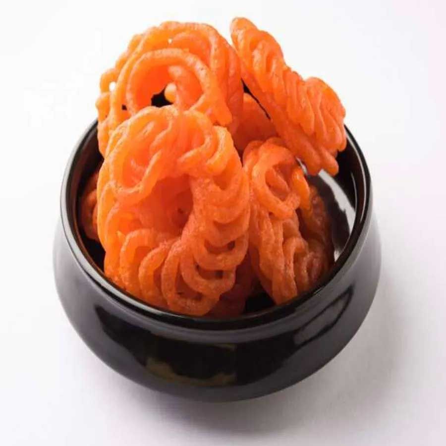 జిలేబీ: జీవితంలో ఎదుర్కొంటున్న అనేక సమస్యలు తొలగిపోవాలంటే హనుమాన్ జయంతి రోజున ఉదయాన్ని లేచి తల స్నానం చేయాలి. హనుమంతుడిని పూజించాలి. పూజా సమయంలో స్వామి వారికి జిలేబీని నైవేద్యంగా ఇవ్వాలి. జిలేబీ అంటే స్వామి వారికి చాలా ఇష్టం.