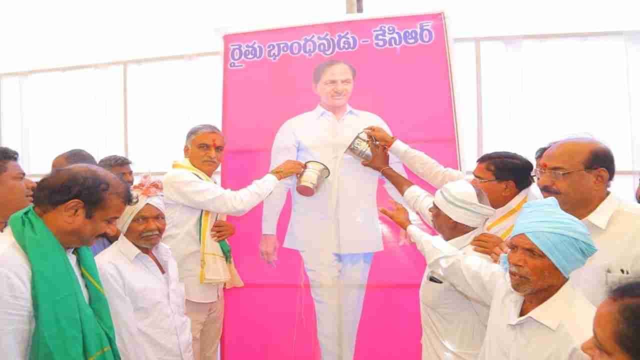 Harish Rao: రైతులతో కలిసి సీఎం కేసీఆర్ చిత్రపటానికి మంత్రి హరీష్ రావు పాలాభిషేకం