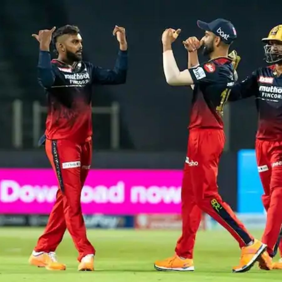 రాయల్ ఛాలెంజర్స్ బెంగళూరు స్పిన్నర్ వనిందు హసరంగ సిక్సర్లు ఇవ్వడంతో ముందంజలో ఉన్నాడు. అతని బంతుల్లో 17 సిక్సర్లు బాదేశారు.