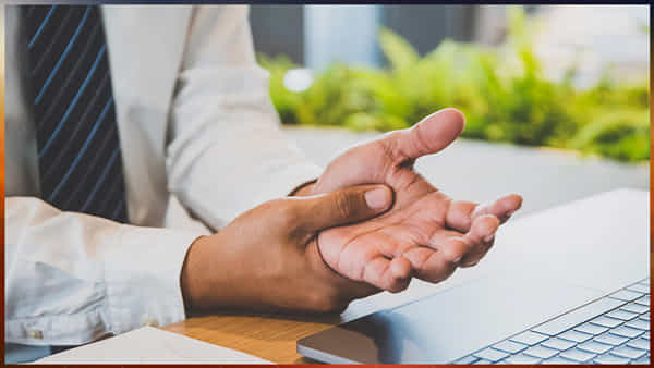 Health Problems: మీ చేతుల్లోంచి వస్తువులు జారిపోతున్నాయా..? ఈ సమస్యలు కావచ్చు.. జాగ్రత్త..!
