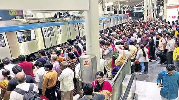 Metro Trains: మెట్రో బాట పట్టిన భాగ్యనగర వాసులు.. ఆర్టీసీ చార్జీల మోతతో పెరిగిన రద్దీ..