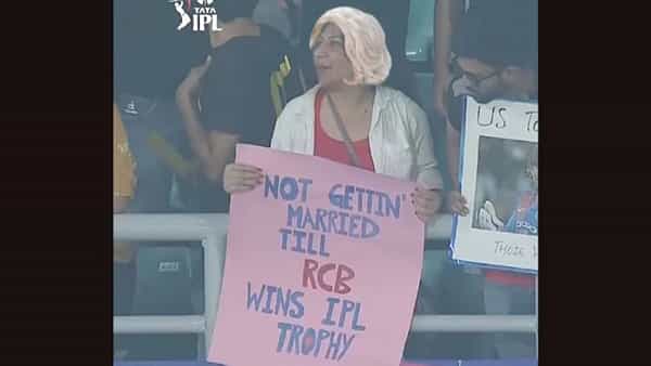 IPL 2022: ఆజట్టు ఐపీఎల్ ట్రోఫీ గెలిచే వరకు పెళ్లి చేసుకోనన్న మహిళ.. వైరలవుతోన్న పోస్టర్..
