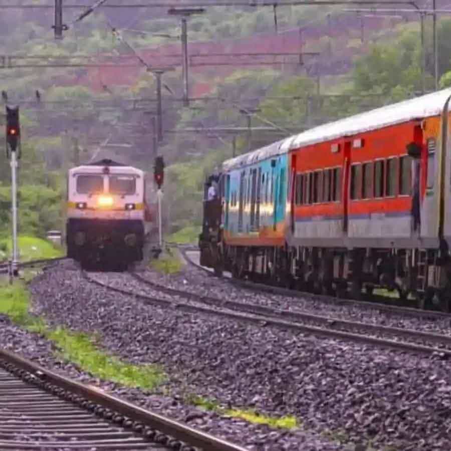 Indian Railways: పేటీఎం వినియోగదారులకు ఇది నిజంగా శుభవార్త. ఇప్పుడు మీ వద్ద డబ్బు లేకపోయినా.. మీరు ట్రైన్లో ప్రయాణించవచ్చు. డబ్బులు చెల్లించకుండానే టికెట్ కొనుగోలు చేయొచ్చు. అవును మీరు విన్నది నిజంగా నిజం. పేటీఎం తన వినియోగదారుల కోసం అదిరిపోయే స్కీమ్ తీసుకువచ్చింది. ‘Book Now Pay Later’ అంటూ ఆఫర్ ప్రకటించింది. దీని ప్రకారం.. ఐఆర్సీటీసీ టికెటింగ్ సర్వీస్లో టికెట్ బుక్ చేసుకునే పేటీఎం వినియోగదారులు.. తమ అకౌంట్లో డబ్బులు లేకపోయినప్పటికీ.. టికెట్లు బుక్ చేసుకోవచ్చు. ఈ స్కీమ్.. పేటీఎం పోస్ట్పెయిడ్ వినియోగదారులు ఐఆర్సీటీసీ ద్వారా టికెట్లు బుక్ చేసుకుని.. ఆ తరువాత డబ్బులు చెల్లించడానికి అవకాశం కల్పిస్తుంది. ఈ స్కీమ్ రైలు ప్రయాణం చేయాలనుకునే వారికి అద్భుత అవకాశంగా చెప్పొచ్చు.