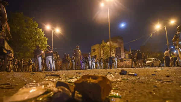 Delhi Violence: ఢిల్లీ హనుమాన్ జయంతి ఊరేగింపుపై రాళ్ల దాడి.. వాహనాలకు నిప్పుపెట్టిన ఆందోళనకారులు..
