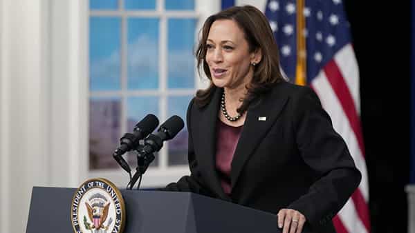 Kamala Harris: అమెరికా వైస్ ప్రెసిడెంట్ కమలా హారీస్కు కరోనా పాజిటివ్.. వైట్హౌస్ అలర్ట్..