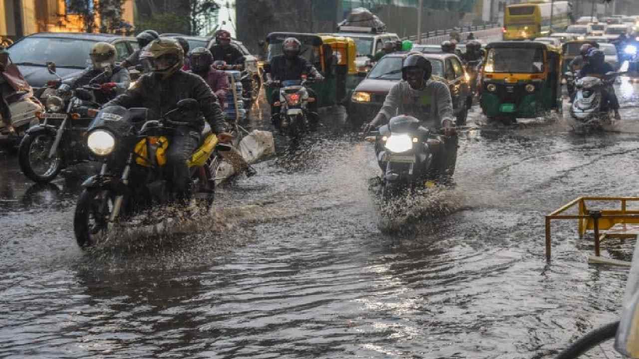 Karnataka Rains: బెంగళూరులో భారీ వర్షాలు.. మరో 3 రోజులు కురిసే అవకాశం.. జనజీవనం అస్తవ్యస్తం.. ఒకరు మృతి..