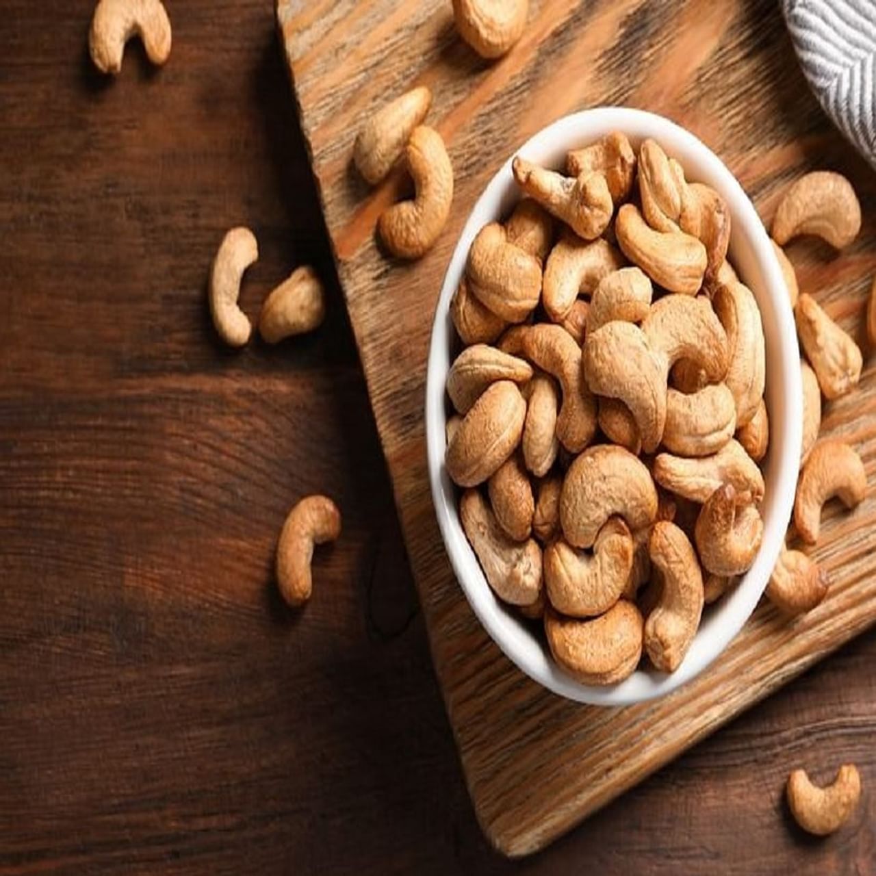  జీడిపప్పులో ప్రొటీన్లు, విటమిన్లు, మినరల్స్, ఫైబర్ పుష్కలంగా ఉంటాయి. అలాగే యాంటీ ఆక్సిడెంట్లు కూడా సమృద్ధిగా లభిస్తాయి. కాబట్టి మీరు రోజుకు 2 జీడిపప్పులను తీసుకుంటే పలు ఆరోగ్య ప్రయోజనాలను పొంతుతారు.