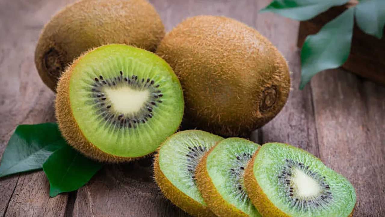 Kiwi Fruit: కివీ పండులో పోషకాలు పుష్కలం.. ఇలా ట్రై చేయండి..!