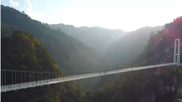 Glass Bridge: డ్రాగన్ ను తలదన్నేలా అద్భుత కట్టడం.. పొడవైన గాజు వంతెన ఎక్కడ ఉందంటే..