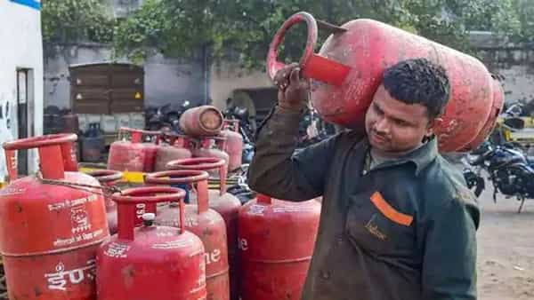 LPG Price: భారత్లోనే గ్యాస్ ధర అత్యధికం.. ప్రపంచంలో పెట్రోల్, డీజిల్ రేట్లల్లో ఎన్నో స్థానంలో ఉన్నామంటే..?
