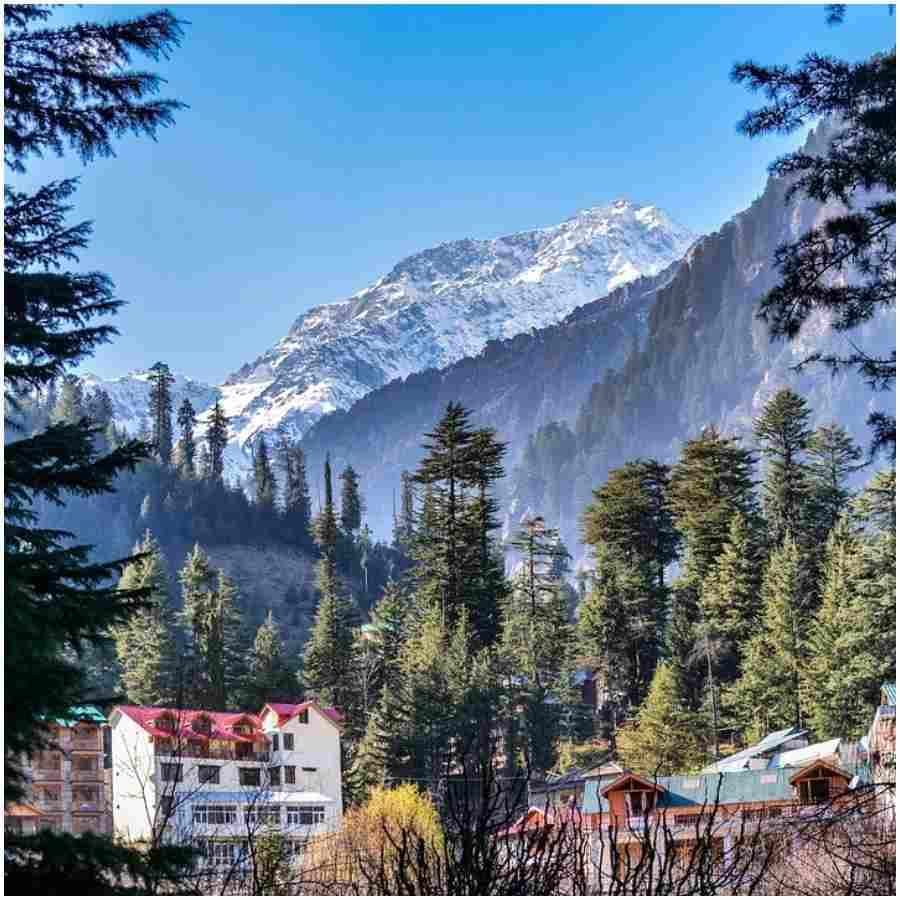  ఊటీ: ఊటీ చాలా అందమైన ప్రదేశం. మీరు వేసవి సెలవుల్లో టూర్‌ ప్లాన్ చేస్తే ఊటీ తప్పనిసరిగా మీ జాబితాలో ఉండాలి. ఈ ప్రాంతంలో యూకలిప్టస్ చెట్లు ఎక్కువగా ఉంటాయి. మీరు ఇక్కడ అందమైన దృశ్యాలను ఆస్వాదించవచ్చు.