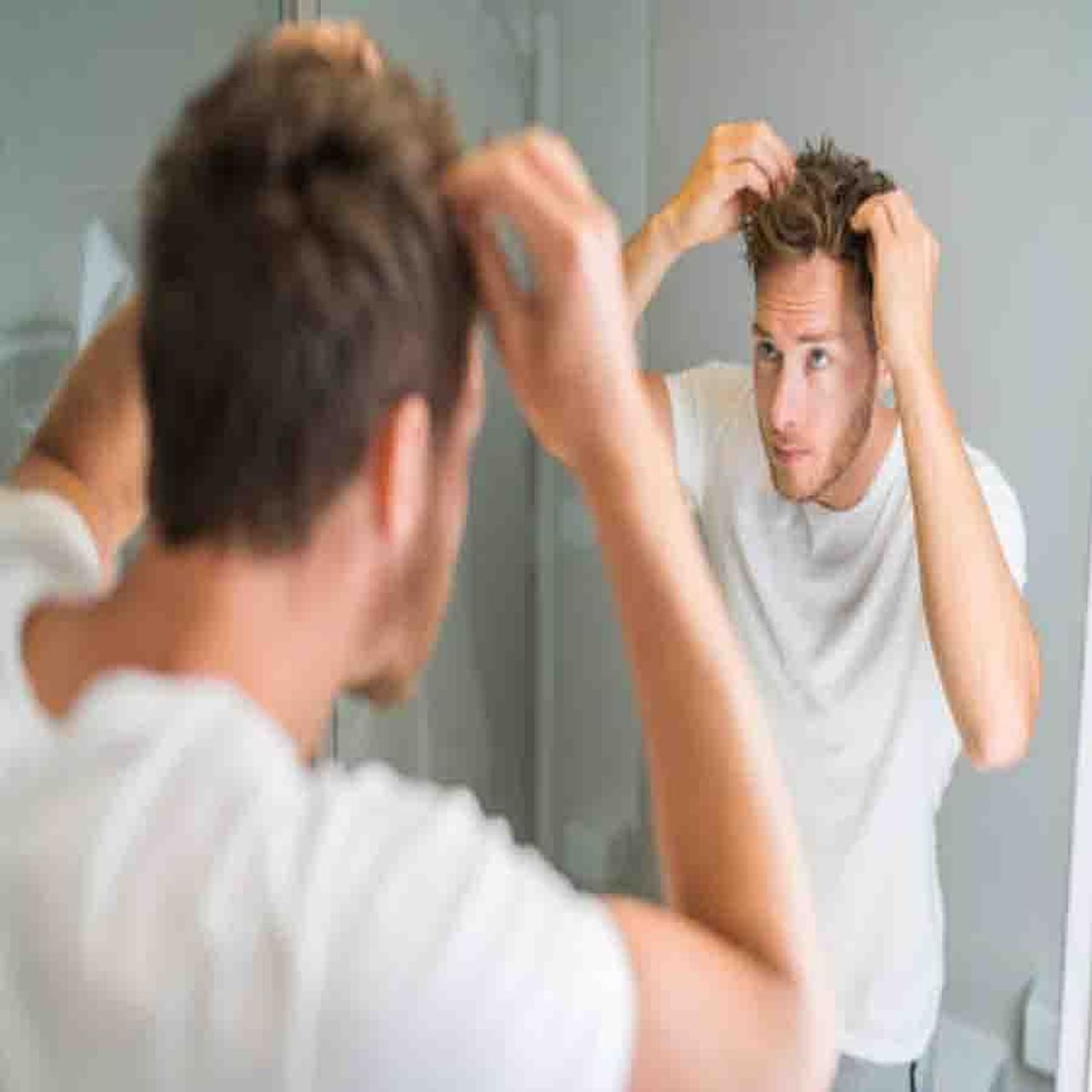 Men’s Hair Care Diet: ఇటీవల కాలంలో చాలా మంది యువకులు, పెద్దవారు జుట్టు రాలే సమస్యతో బాధపడుతున్నారు. వాస్తవానికి జుట్టు విషయంలో సరైన జాగ్రత్తలు తీసుకోకపోవడంతోనే.. ఈ సమస్య మరింత పెరుగుతుందని నిపుణులు హెచ్చరిస్తున్నారు. ముఖ్యంగా ఆహారపు అలవాట్లు జుట్టు సమస్యలను పెంచుతాయి. అయితే మీ జుట్టు అందంగా ఉండాలంటే ఈ ఆహారాలకు దూరంగా ఉండాలి. అవేంటో తెలుసుకుందాం.. 