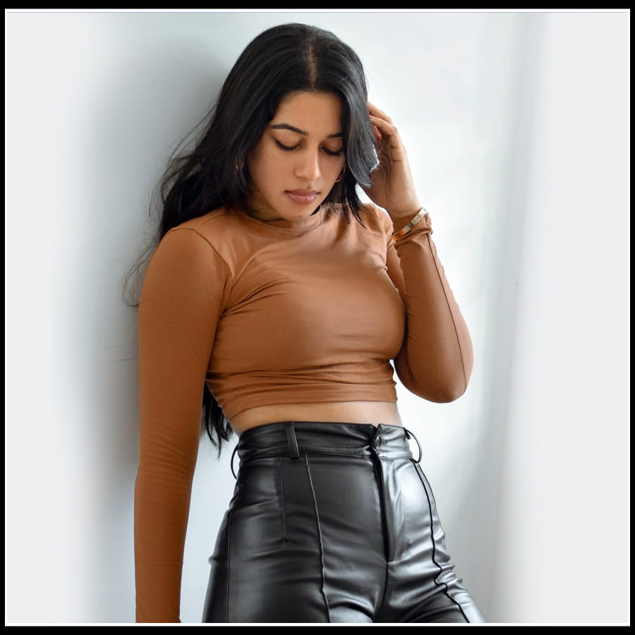 Mirnalini Ravi: మత్తెకించే ఫోజులతో కుర్రకారుని ఆకట్టుకుంటున్న మృణాళిని..