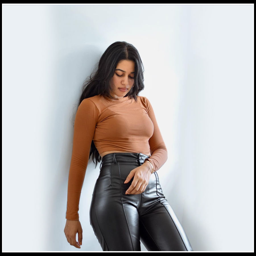 Mirnalini Ravi: మత్తెకించే ఫోజులతో కుర్రకారుని ఆకట్టుకుంటున్న మృణాళిని..