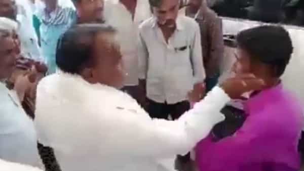 Viral Video: రోడ్డు వేయమని అడిగినందుకు.. యువకుడి చెంప చెల్లుమనిపించిన ఎమ్మెల్యే