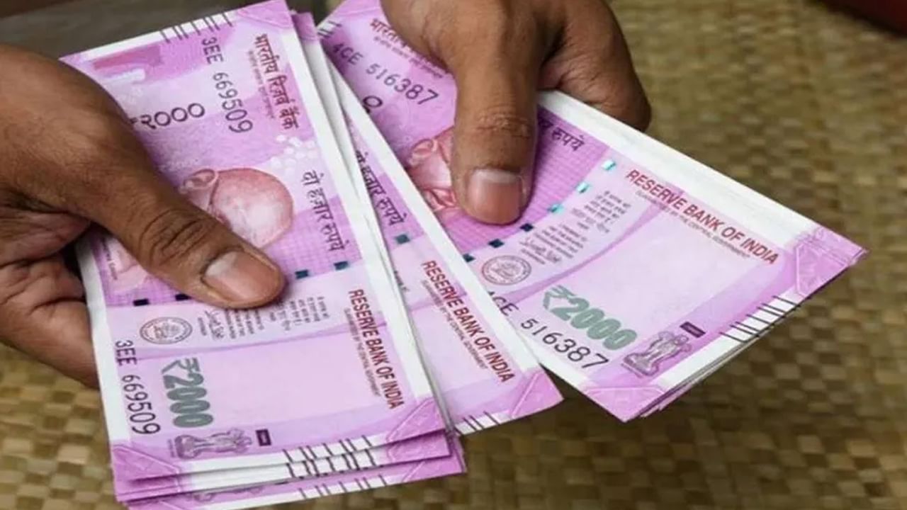 Rupee: రికార్డుస్థాయిలో పతనమైన రూపాయి.. డాలర్‌తో పోలిస్తే 77.81 చేరిన భారతీయ కరెన్సీ..