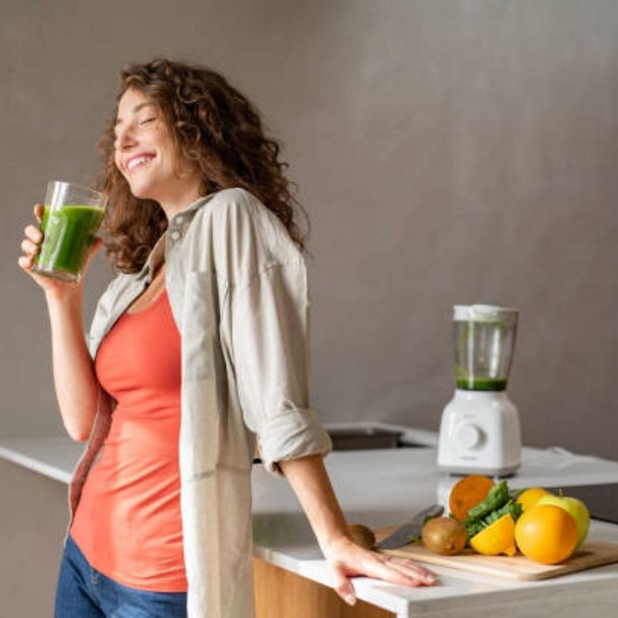 
రోజంతా ఉత్తేజంగా ఉండేందుకు ఆరోగ్యకరమైన పానీయాలు తీసుకోవాలి. అలాగే పోషకాలతో కూడిన బ్రేక్‌ఫాస్ట్‌ బాగా తీసుకోవాలి. ఫలితంగా రోజంతా శక్తివంతంగా ఉంటారు. 