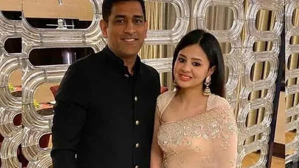 Sakshi Singh Dhoni: ఝార్ఖండ్ సర్కారుపై డైనమైట్లా పేలిన ధోని సతీమణి.. విద్యుత్ కోతలపై వైరల్గా మారిన ట్వీట్..