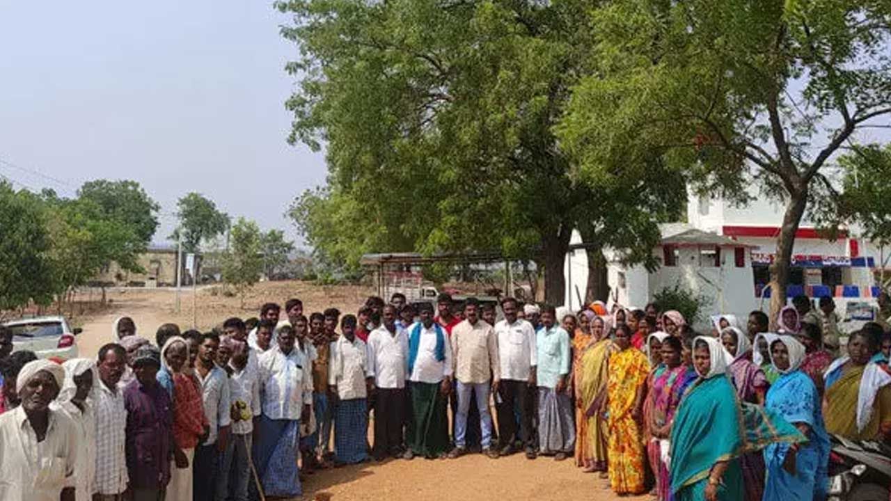 Telangana: నిర్మల్ జిల్లాలో వీడీసీల అరాచకం.. వ్యక్తిగత కక్షతో 300 కుటుంబాల బహిష్కరణ..!