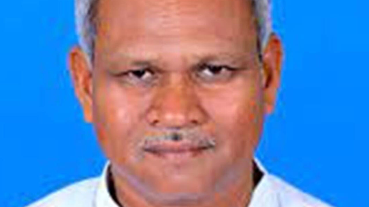 58 ఏళ్ల వయసులో పదో తరగతి పరీక్షలు.. విద్యార్థులతో కలిసి ఎగ్జామ్ రాసిన ఎమ్మెల్యే