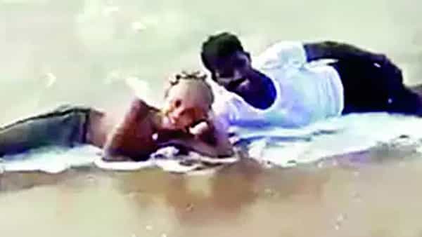 Odisha: సముద్ర తీరంలో సంతోషంగా తండ్రి కొడుకులు ఆటలు.. అలల తాకిడికి అంతలోనే విషాదం..